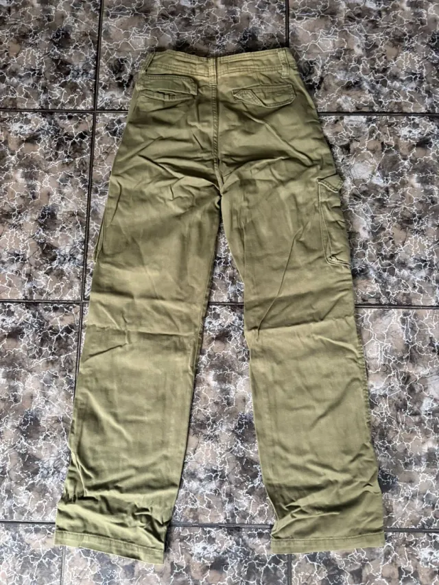 Pantalón cargo Stradivarius verde mujer