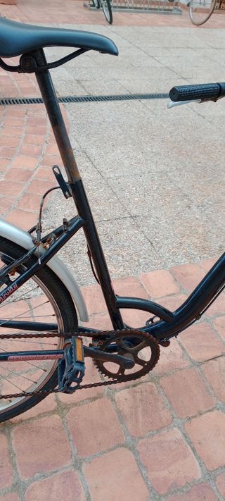 Bicicleta urbana negra con cesta