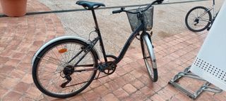 Bicicleta urbana negra con cesta