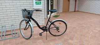 Bicicleta urbana negra con cesta