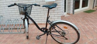 Bicicleta urbana negra con cesta