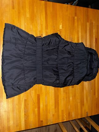 Chaleco negro y chaqueta gris