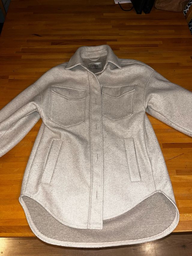 Chaleco negro y chaqueta gris