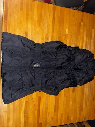 Chaleco negro y chaqueta gris