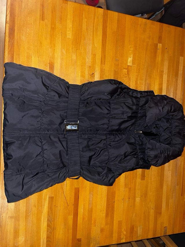 Chaleco negro y chaqueta gris