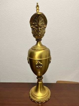 Jarrón ánfora metal dorado decorado