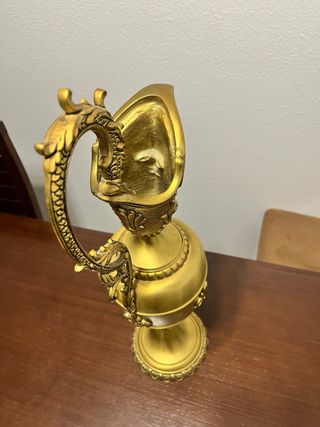 Jarrón ánfora metal dorado decorado