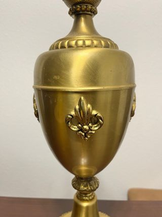 Jarrón ánfora metal dorado decorado