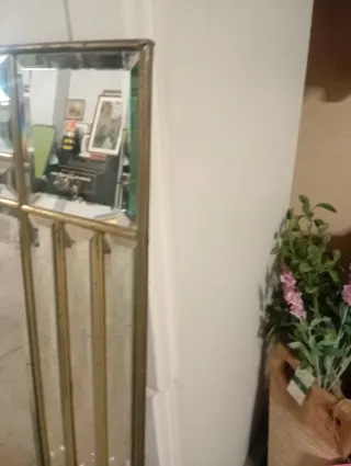 Specchio grande con cornice dorata