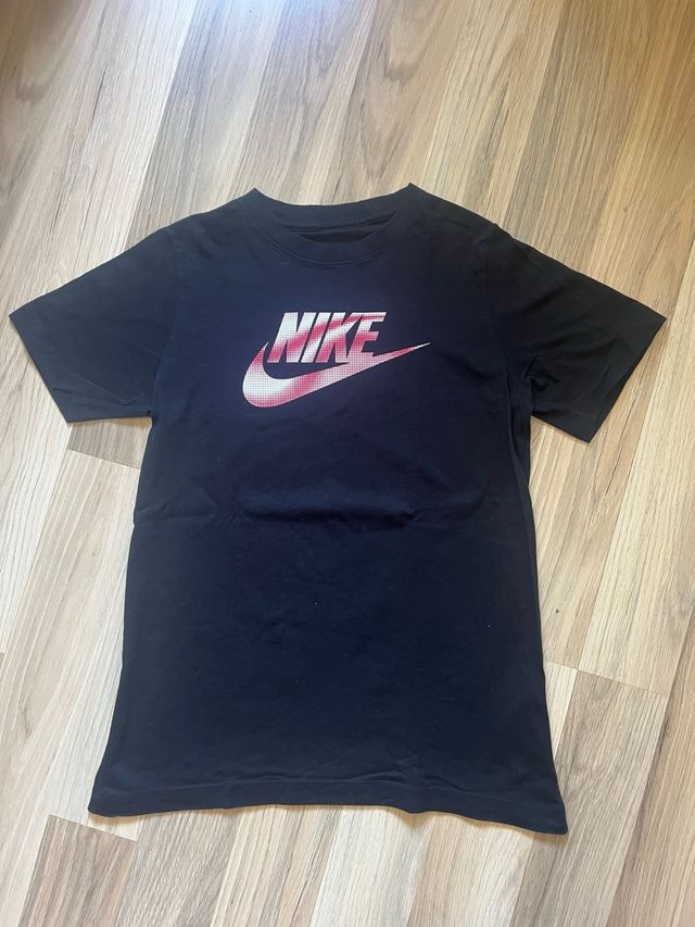 Camiseta Nike Negra Logo Rojo