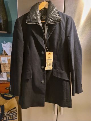 Chaqueta Scotch & Soda con chaleco gris oscuro.