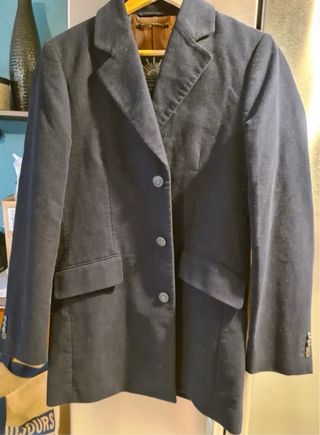 Chaqueta Scotch & Soda con chaleco gris oscuro.