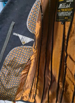 Chaqueta Scotch & Soda con chaleco gris oscuro.