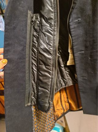 Chaqueta Scotch & Soda con chaleco gris oscuro.