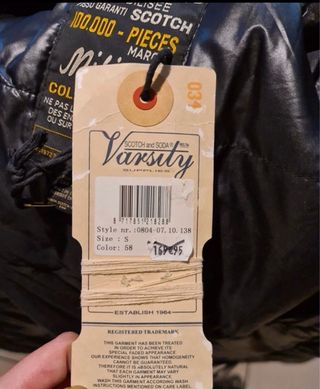 Chaqueta Scotch & Soda con chaleco gris oscuro.