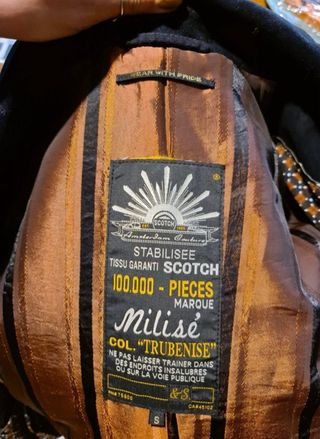 Chaqueta Scotch & Soda con chaleco gris oscuro.