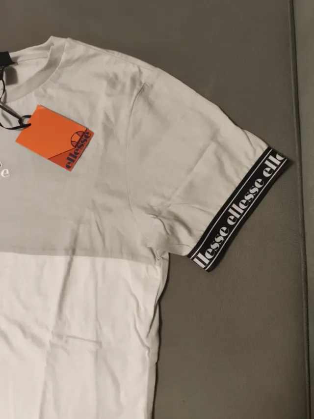 Camiseta Ellesse gris y blanca