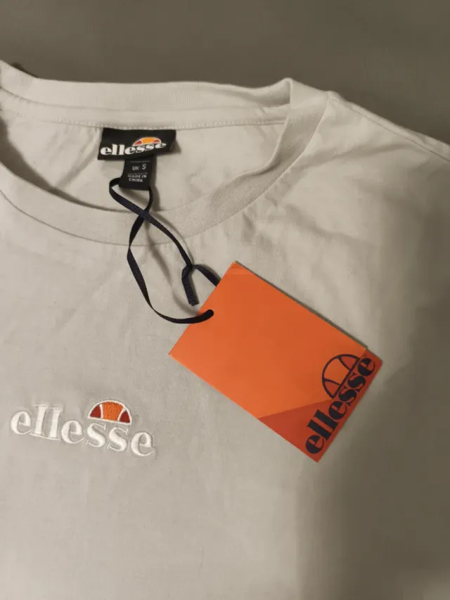 Camiseta Ellesse gris y blanca