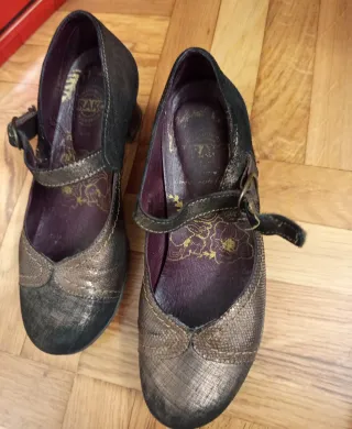 Zapatos Rieker tacón negro y dorado