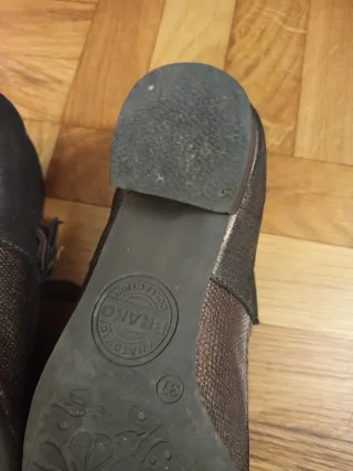 Zapatos Rieker tacón negro y dorado