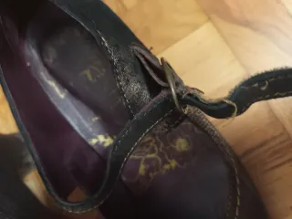 Zapatos Rieker tacón negro y dorado