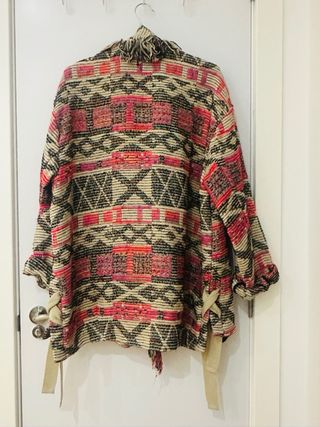 Chaqueta tejida multicolor con flecos