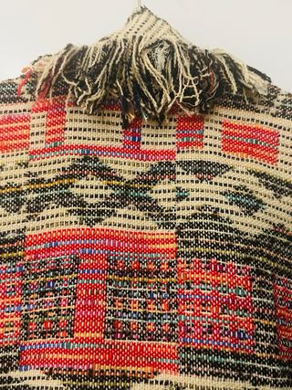 Chaqueta tejida multicolor con flecos