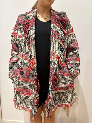 Chaqueta tejida multicolor con flecos