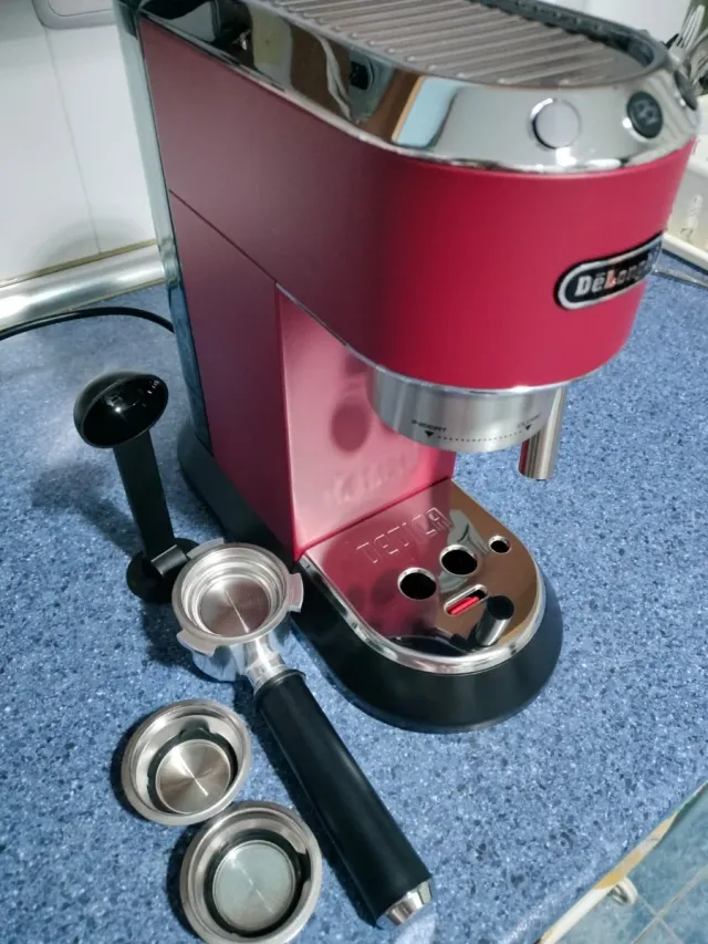 Macchina da caffè DeLonghi Dedica rossa
