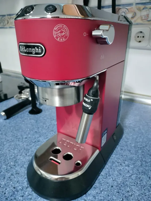 Macchina da caffè DeLonghi Dedica rossa