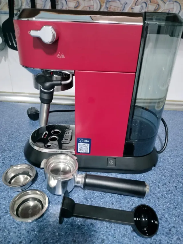 Macchina da caffè DeLonghi Dedica rossa
