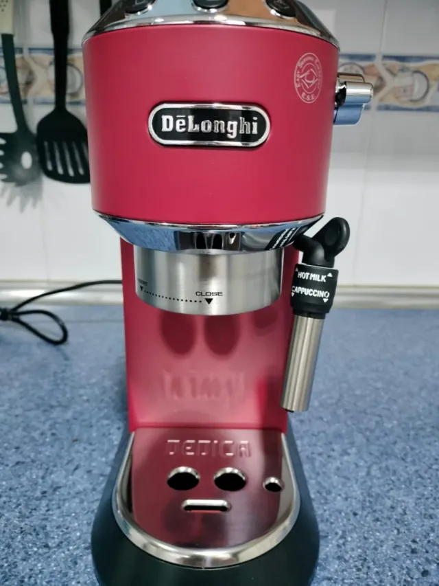 Macchina da caffè DeLonghi Dedica rossa
