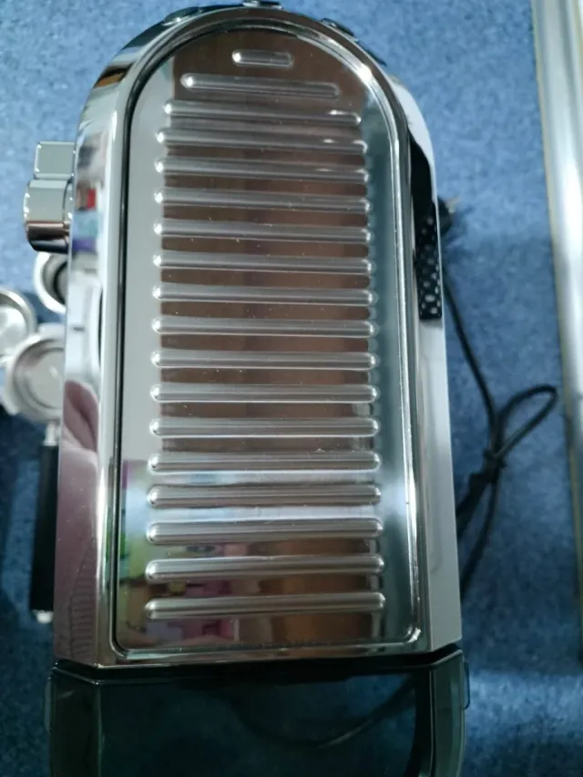 Macchina da caffè DeLonghi Dedica rossa