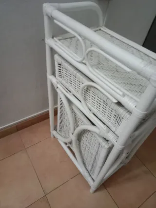 Mueble de mimbre con cestas