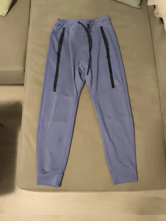 Pantalón azul con bolsillos