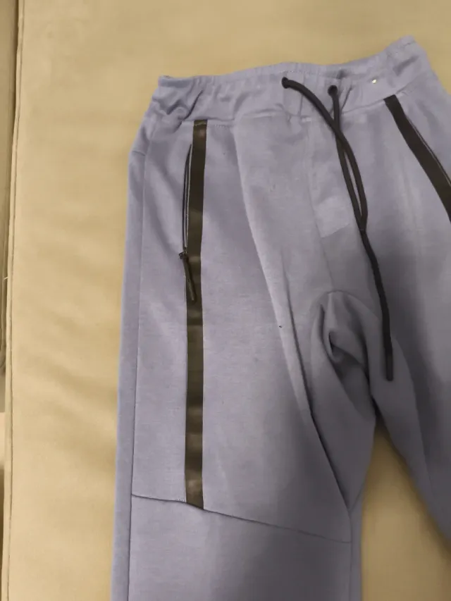 Pantalón azul con bolsillos