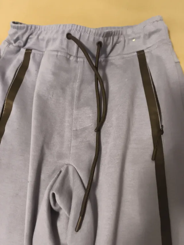 Pantalón azul con bolsillos