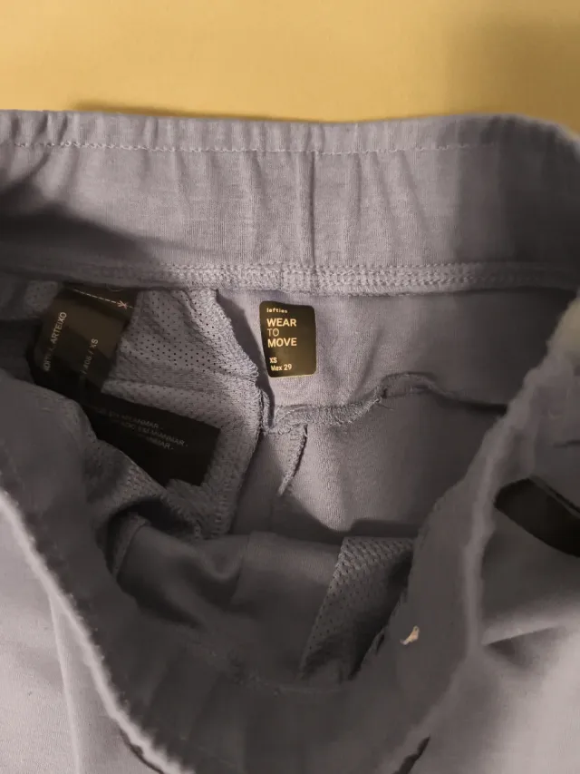 Pantalón azul con bolsillos