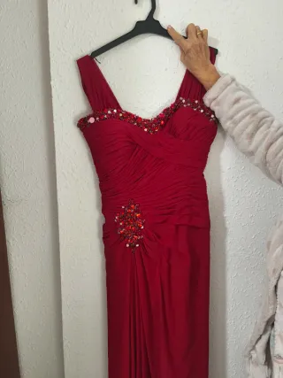 Vestido de fiesta rojo con pedrería. Uso un dia