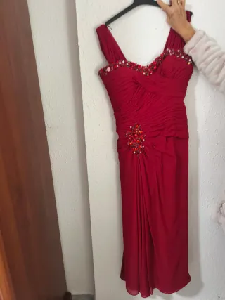 Vestido de fiesta rojo con pedrería. Uso un dia