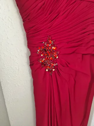 Vestido de fiesta rojo con pedrería. Uso un dia