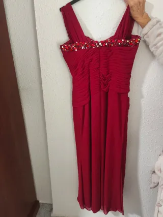 Vestido de fiesta rojo con pedrería. Uso un dia