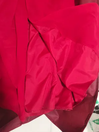 Vestido de fiesta rojo con pedrería. Uso un dia