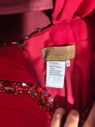 Vestido de fiesta rojo con pedrería. Uso un dia