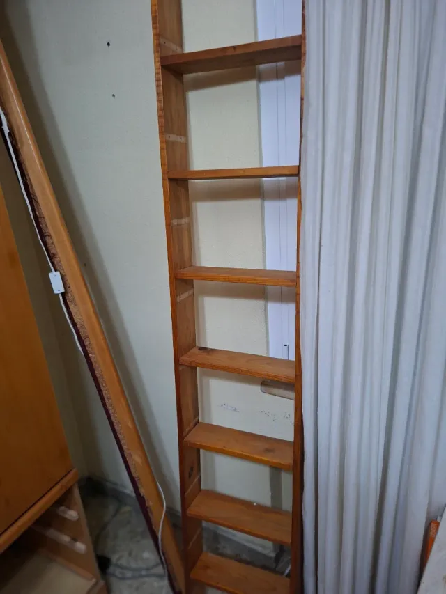 Estantería de madera marrón