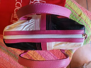 Borsa in pelle nera, bianca e fucsia