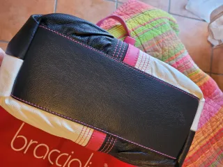 Borsa in pelle nera, bianca e fucsia