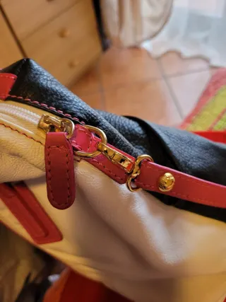 Borsa in pelle nera, bianca e fucsia