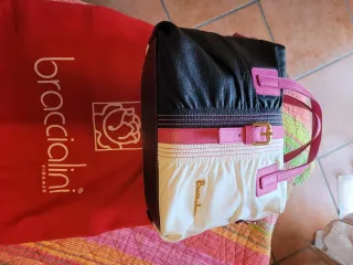 Borsa in pelle nera, bianca e fucsia