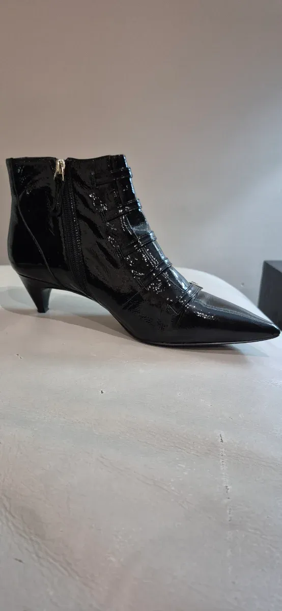 Botines charol negros hebillas T40